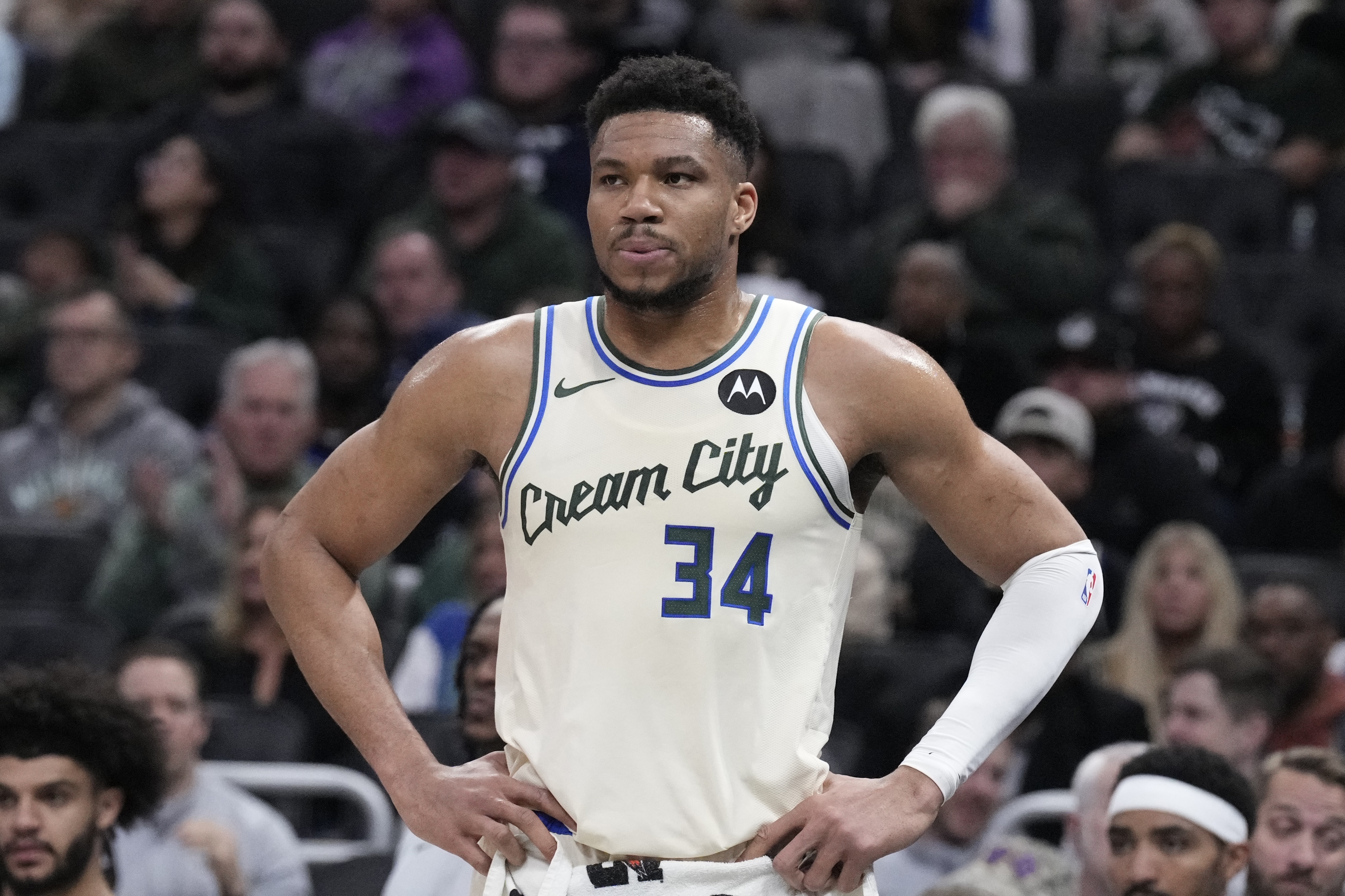 世界杯每日比分-有点突然!字母哥和场边工作人员交流后 自己慢慢走回更衣室