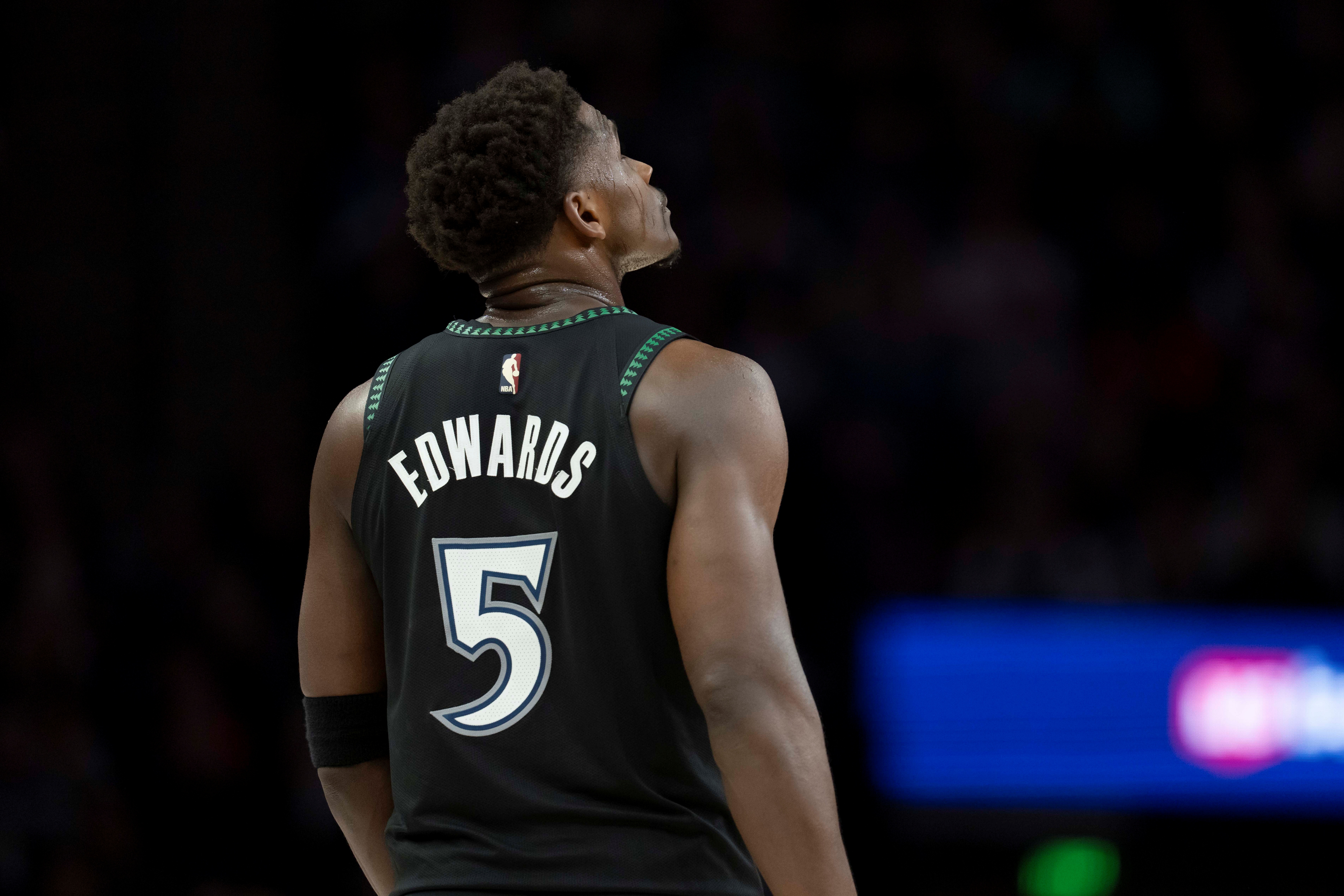 世界杯比赛结果-铁麻了！爱德华兹15中2&amp;三分10中1&amp;罚球10中9 仅得14分4助攻